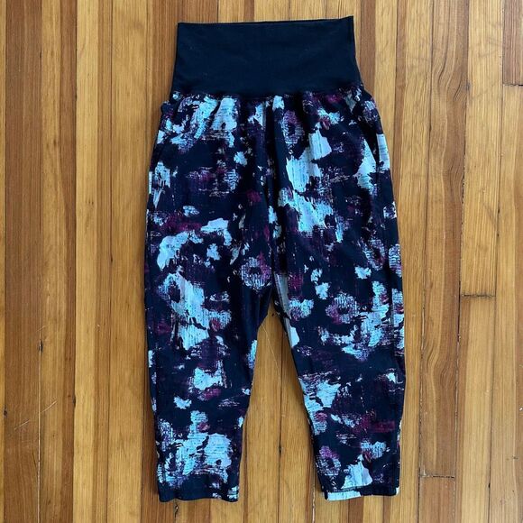 Lululemon Tranquil Crop in Kara Blossom Multi / Black Size 6 - Picture 2 of 8